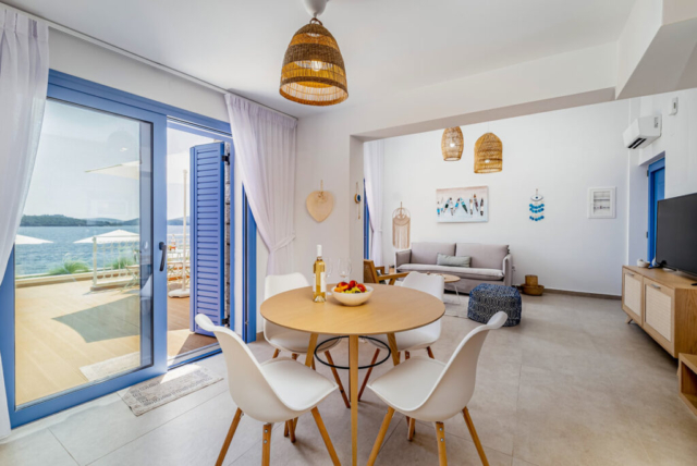 Vista panoramica del soggiorno della mini penthouse al Greek Beach House, con arredamento elegante e un'atmosfera accogliente.