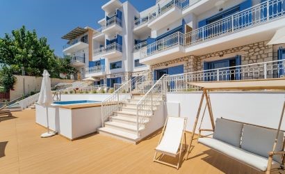 Greek Beach House: Gli esterni e parte del deck con accesso diretto al mare