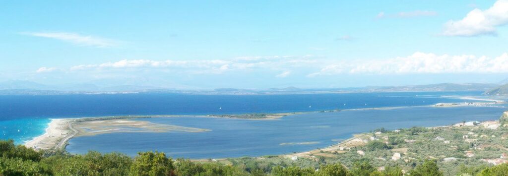 Panorama della laguna in pieno giorno con colori vividi e cielo limpido.