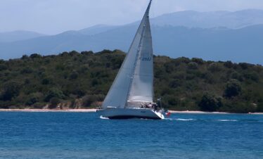 Navigazione a vela di bolina lungo la costa di Meganisi