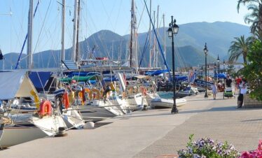 Il porto di Nidri: il cuore pulsante tra mare e montagna.