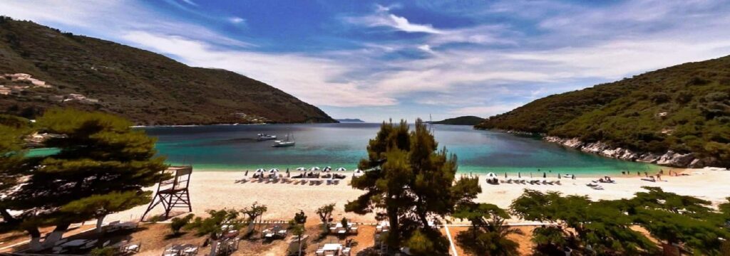 Panorama della Baia di Rouda, che abbraccia la spiaggia di Mikros Gialos con il suo mare cristallino e la costa incontaminata.