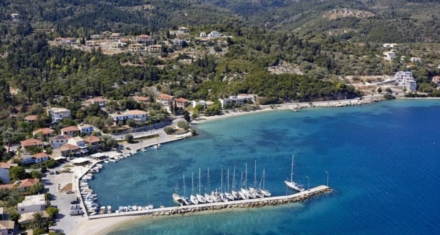 Vista panoramica della costa est e del porto di Nikiana. Caratterizzata da acque calme e paesaggi unici, perfetti per una vacanza rilassante.