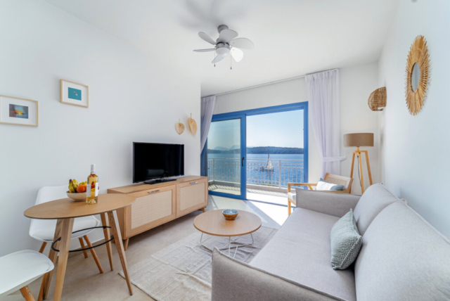 Il soggiorno della mini penthouse al Greek Beach House, dotato di TV satellitare, per un comfort totale durante il soggiorno.