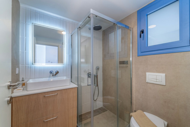 Bagno con Doccia: Comfort e Stile al Greek Beach House