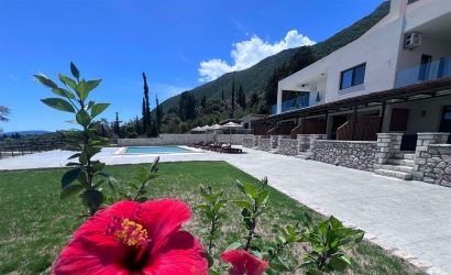 Vista dell'Appartamento Thoe, una sistemazione accogliente e moderna all'interno dell'Ionian Hospitality Resort, ideale per coppie e piccoli nuclei familiari.