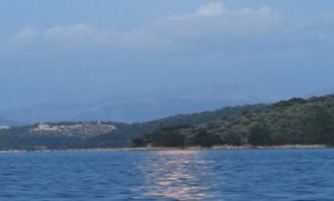 IN barca al chiaro di luna lungo la costa di Meganisi