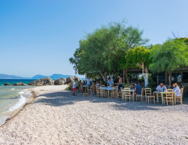 Ristorante tipico sulla spiaggia a Nikiana, famoso per la cucina di alta qualità e per la vista panoramica sul mare.