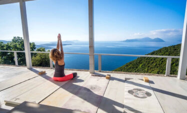 Il risveglio al retreat di yoga di Ourania, con vista mare.