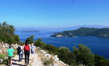 Trekking familiare lungo il sentiero Dessimi-Poros con vista sulle isole.