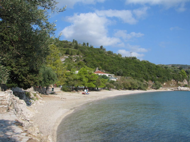 Il litorale della costa est, protetto dai venti preminenti, è caratterizzato da spiagghe tranquille e acque calme. Un'alternativa eccellente per le famiglie con bambini piccoli al mare aperto e °formato°, tipico della costa occidentale.