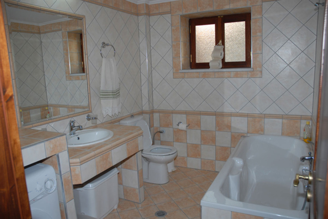 Bagno moderno con dettagli eleganti a Villa Marina, Lefkada