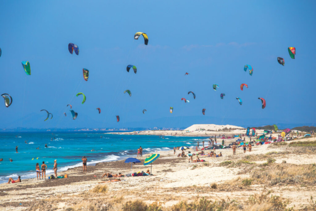 Agios Ioannis: i venti forti e costanti di questa spiaggia sono perfetti per i praticanti di questo sport acquatico, creando uno spettacolo visivo entusiasmante lungo la costa.