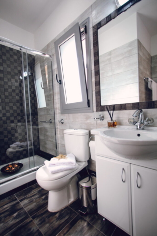 Bagno ensuite moderno e funzionale collegato alla camera matrimoniale di Villa White.