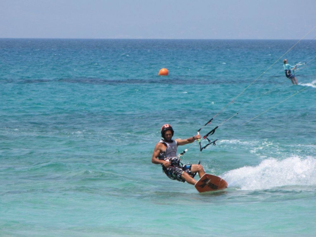 Attività di kite surf sulla spiaggia di Agios Ioannis, Lefkada.