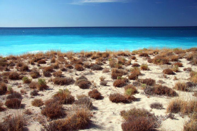 I suggestivi gradienti di azzurro del mare ad Agios Ioannis, Lefkada.